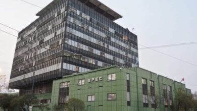 Foto de un trabajador de Epec realizando tareas de mantenimiento en la red de distribución de energía