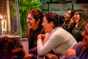 Imagen de una función del Festival Pensar con Humor con artistas en el escenario