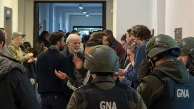 Trabajadores de la CNEA y ATE marchando en protesta por los despidos