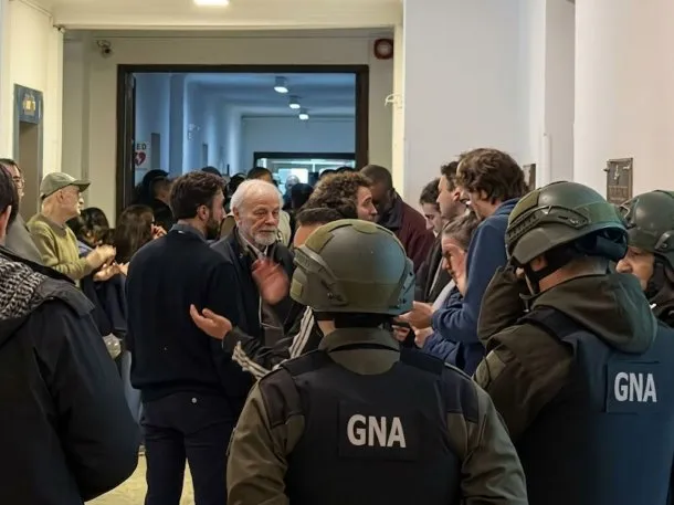 Trabajadores de la CNEA y ATE marchando en protesta por los despidos