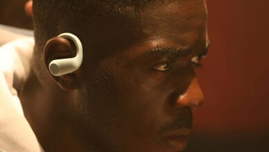 Imagen de los nuevos Galaxy Buds de Samsung con diseño de gancho