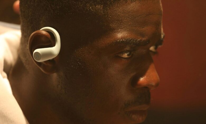 Imagen de los nuevos Galaxy Buds de Samsung con diseño de gancho