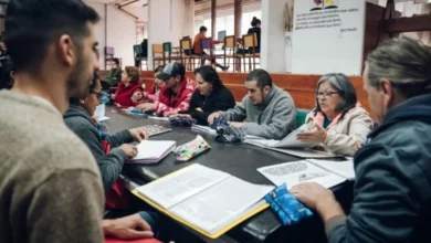 Persona estudiando en un Centro Educativo de Jóvenes y Adultos