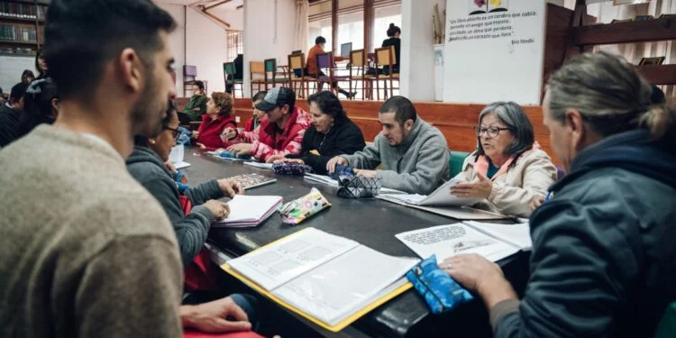 Persona estudiando en un Centro Educativo de Jóvenes y Adultos