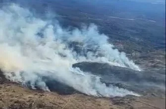Incendio forestal en La Calera, con bomberos trabajando para contener el fuego