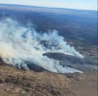 Incendio forestal en La Calera, con bomberos trabajando para contener el fuego