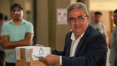 Imagen del gobernador Raúl Jalil durante una conferencia de prensa