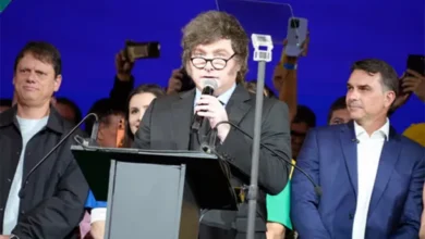Javier Milei y Flávio Bolsonaro en un acto político en Brasil