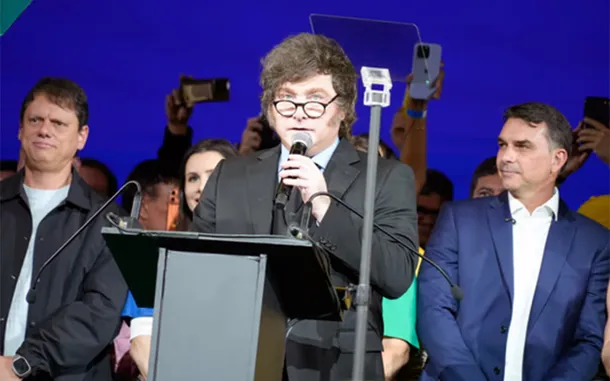Javier Milei y Flávio Bolsonaro en un acto político en Brasil