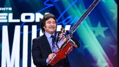 Imagen del Presidente Javier Milei con una bandera argentina de fondo, simbolizando la defensa de la Nación.