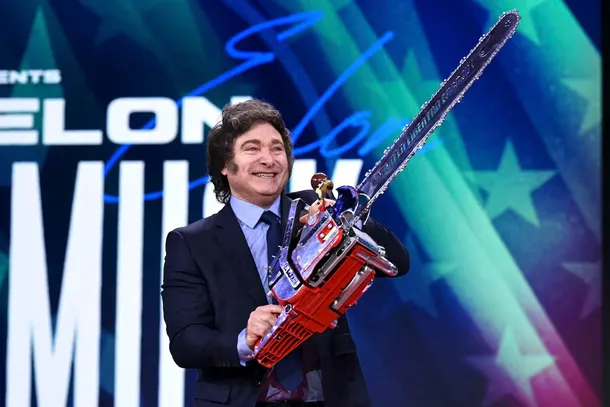 Imagen del Presidente Javier Milei con una bandera argentina de fondo, simbolizando la defensa de la Nación.