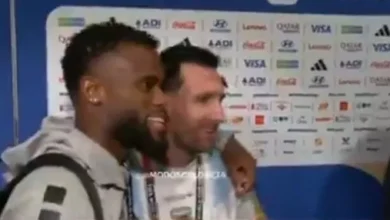 Messi sonríe mientras se toma una foto con los jugadores de Cabo Verde