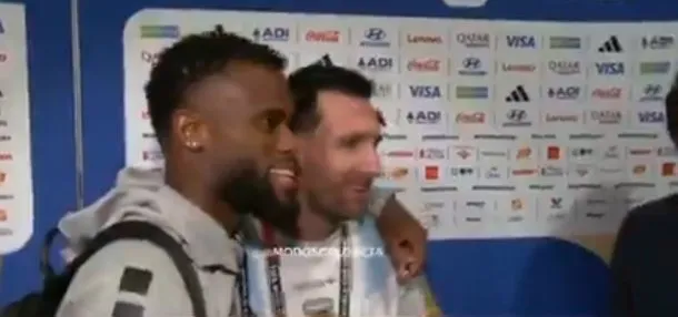 Messi sonríe mientras se toma una foto con los jugadores de Cabo Verde