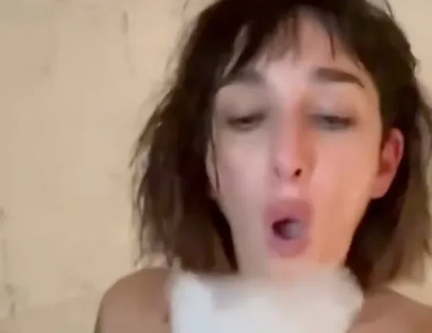 Leila Gianni en un jacuzzi con un bikini con los colores de la bandera argentina