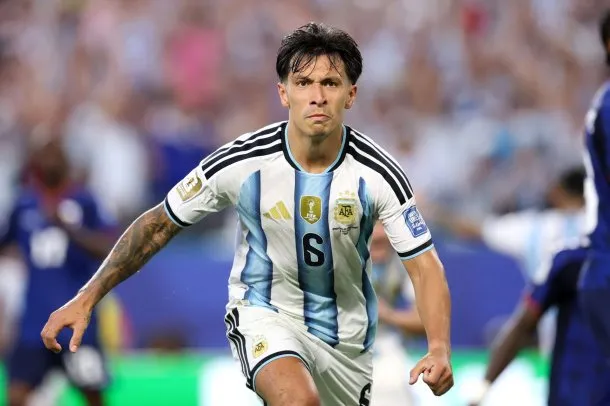 Lisandro Martínez en acción durante un partido con la Selección Argentina