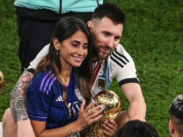 Antonela Roccuzzo y Lionel Messi en un evento público