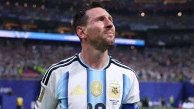 Messi discutiendo con el árbitro durante el partido
