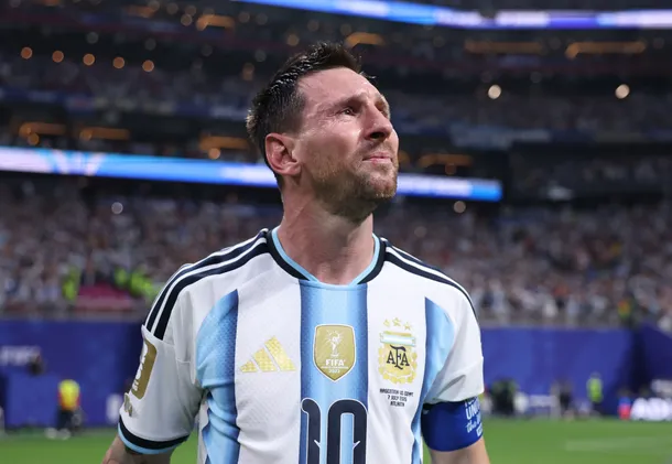 Messi discutiendo con el árbitro durante el partido