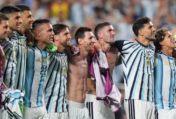 Lionel Messi y la Selección Argentina celebran con un mate