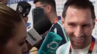 Lionel Messi y Sofi Martínez en la zona mixta después del partido contra Cabo Verde