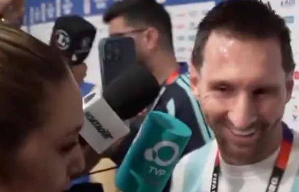 Lionel Messi y Sofi Martínez en la zona mixta después del partido contra Cabo Verde