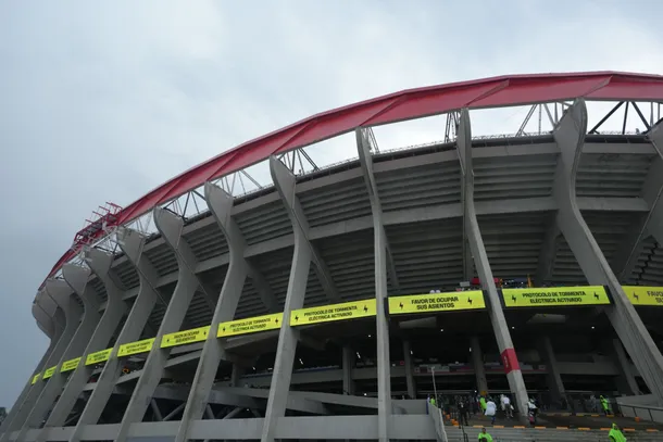 Imagen del Estadio Azteca durante la tormenta eléctrica