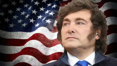 Javier Milei y la bandera de Estados Unidos