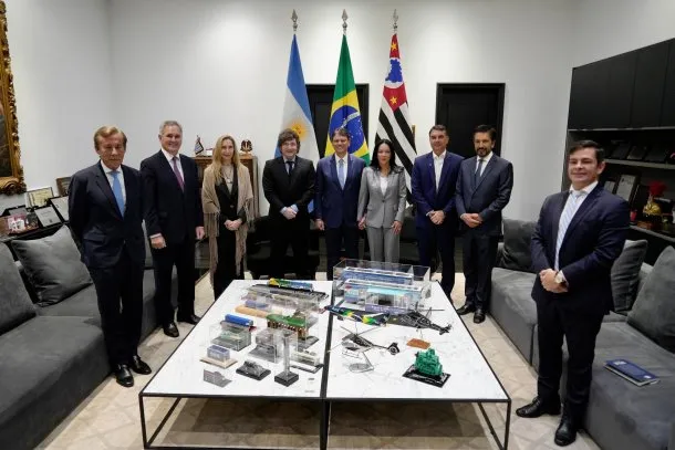 Javier Milei y Flávio Bolsonaro en Brasil