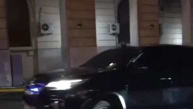 Javier Milei saliendo de Casa Rosada entre abucheos