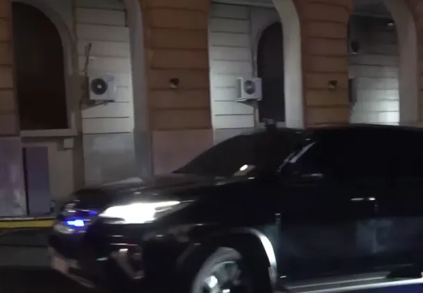Javier Milei saliendo de Casa Rosada entre abucheos