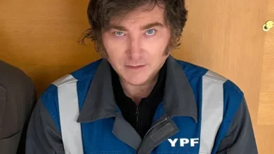Milei con campera de la petrolera