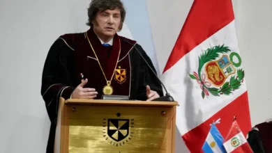 Javier Milei recibiendo el título de Doctor Honoris Causa en la Universidad San Martín de Porres