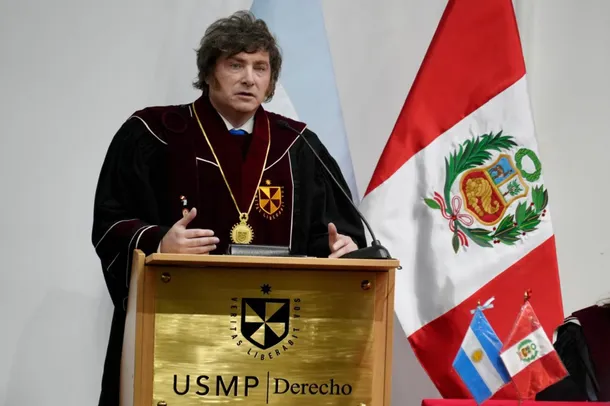 Javier Milei recibiendo el título de Doctor Honoris Causa en la Universidad San Martín de Porres