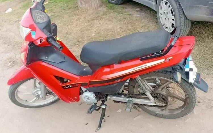 Imagen de una motocicleta secuestrada durante un operativo policial en Mendiolaza