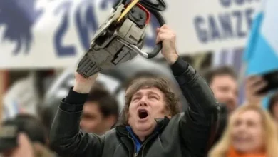 Imagen de Javier Milei con una motosierra, simbolizando el ajuste