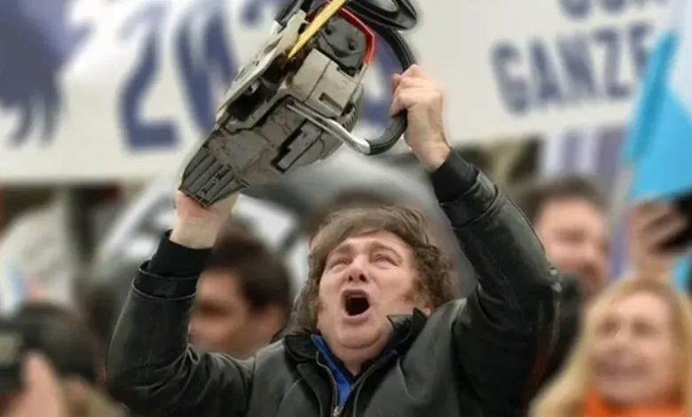Imagen de Javier Milei con una motosierra, simbolizando el ajuste
