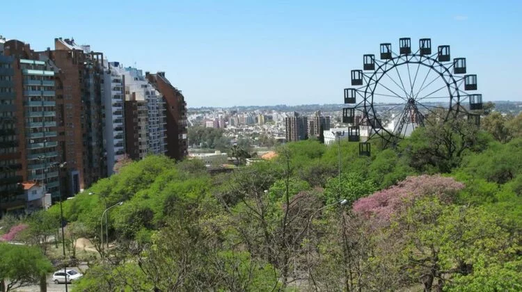Imagen de un cielo despejado en Córdoba con árboles verdes