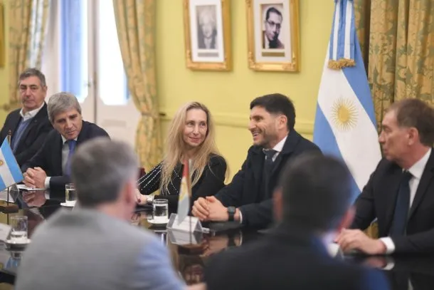 Firma del convenio entre el Gobierno nacional y la provincia de Santa Fe para el traspaso de la Ruta Nacional A012