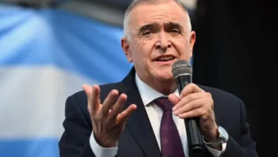 Osvaldo Jaldo, gobernador de Tucumán, durante una reunión oficial