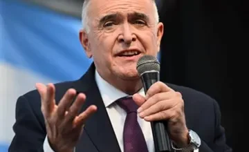 Osvaldo Jaldo, gobernador de Tucumán, durante una conferencia de prensa.