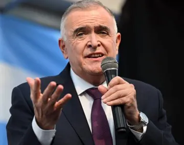 Osvaldo Jaldo, gobernador de Tucumán, durante una conferencia de prensa.