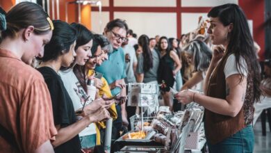 Imagen de la Feria del Centro con diseñadores y emprendedores exhibiendo sus productos