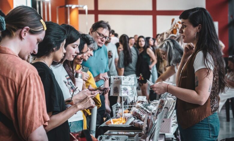 Imagen de la Feria del Centro con diseñadores y emprendedores exhibiendo sus productos