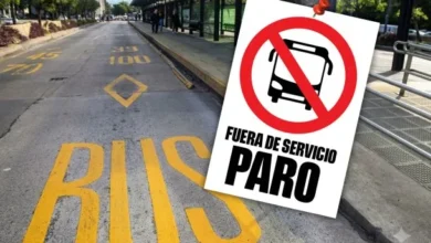 Imagen de un colectivo vacío en una ruta del AMBA, con un cartel que dice 'Paro de colectivos'