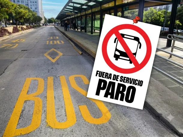 Imagen de un colectivo vacío en una ruta del AMBA, con un cartel que dice 'Paro de colectivos'