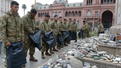 Piedras en Plaza de Mayo con los nombres de las víctimas del Covid-19