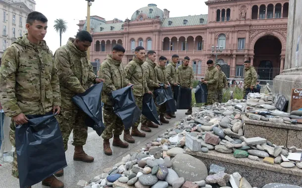 Piedras en Plaza de Mayo con los nombres de las víctimas del Covid-19