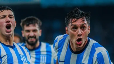 Imagen de los jugadores de Racing celebrando una victoria