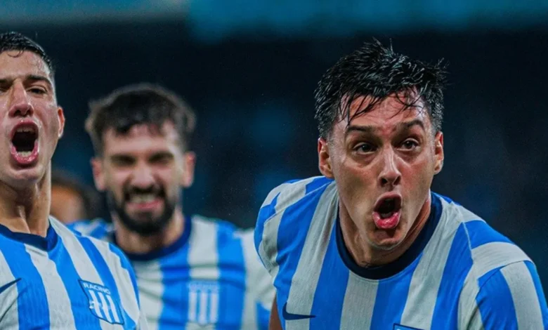 Imagen de los jugadores de Racing celebrando una victoria