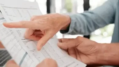 Imagen de una persona trabajando con un fondo de gráficos de economía y finanzas
